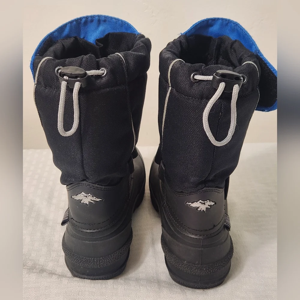 Tundra Kids Blue and Black Winter Boots Size 2.  # Z12